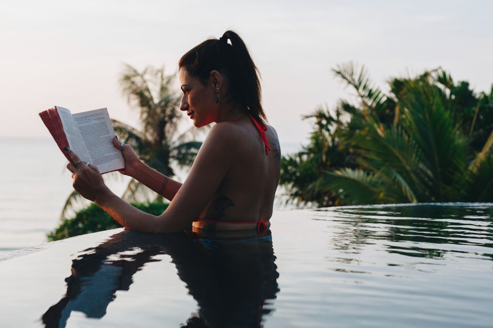 mujer leyendo libro piscina min 1