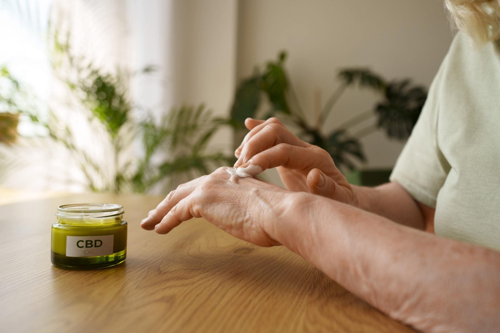 cerrar mujer usando crema cbd 1 min 1 1 scaled