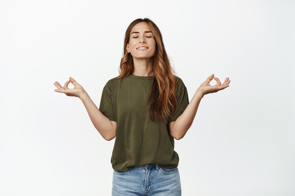 gente consciente mujer tranquila relajada mediana edad que respira paz inhala aire medita ojos cerrados sonrisa complacida practica yoga enfrenta fondo blanco min